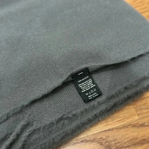 Grey Scarf - Picture 2 of 3